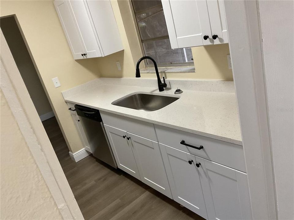 合同活跃: $260,000 (3 贝兹, 1 浴室, 920 平方英尺)