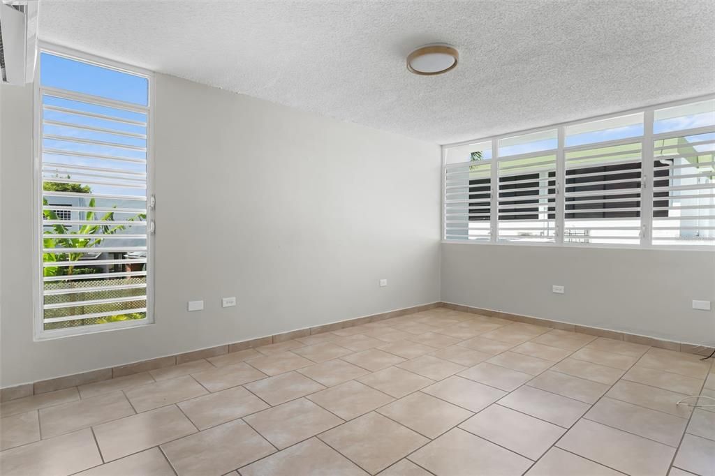 В аренду: $4,800 (4 спален, 2 ванн, 1975 Квадратных фут)