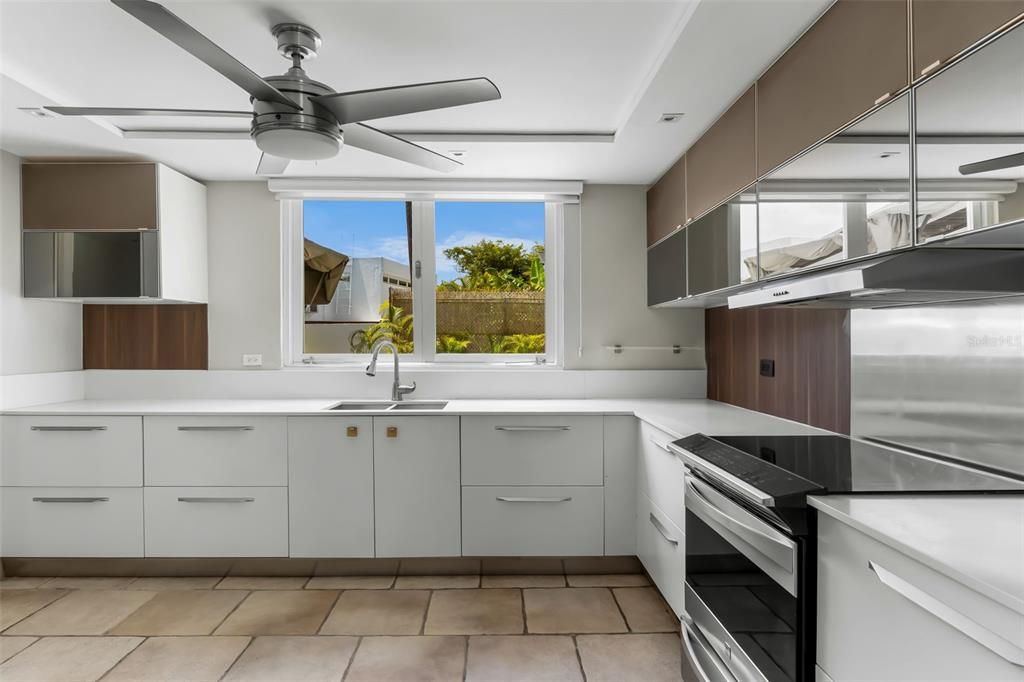 В аренду: $4,800 (4 спален, 2 ванн, 1975 Квадратных фут)