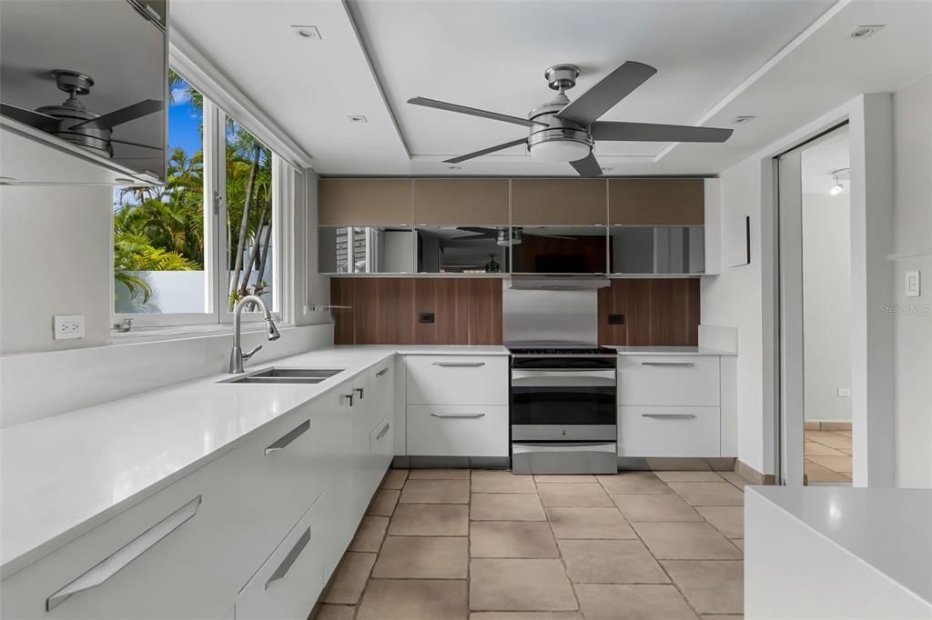 В аренду: $4,800 (4 спален, 2 ванн, 1975 Квадратных фут)