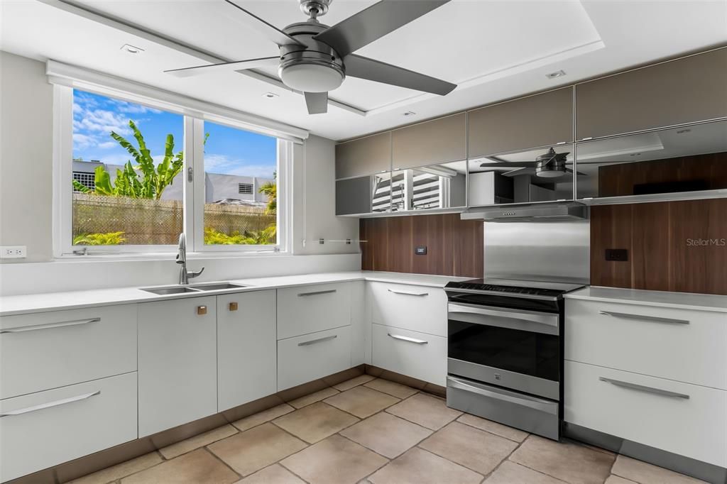 В аренду: $4,800 (4 спален, 2 ванн, 1975 Квадратных фут)