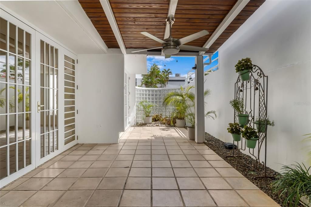 В аренду: $4,800 (4 спален, 2 ванн, 1975 Квадратных фут)