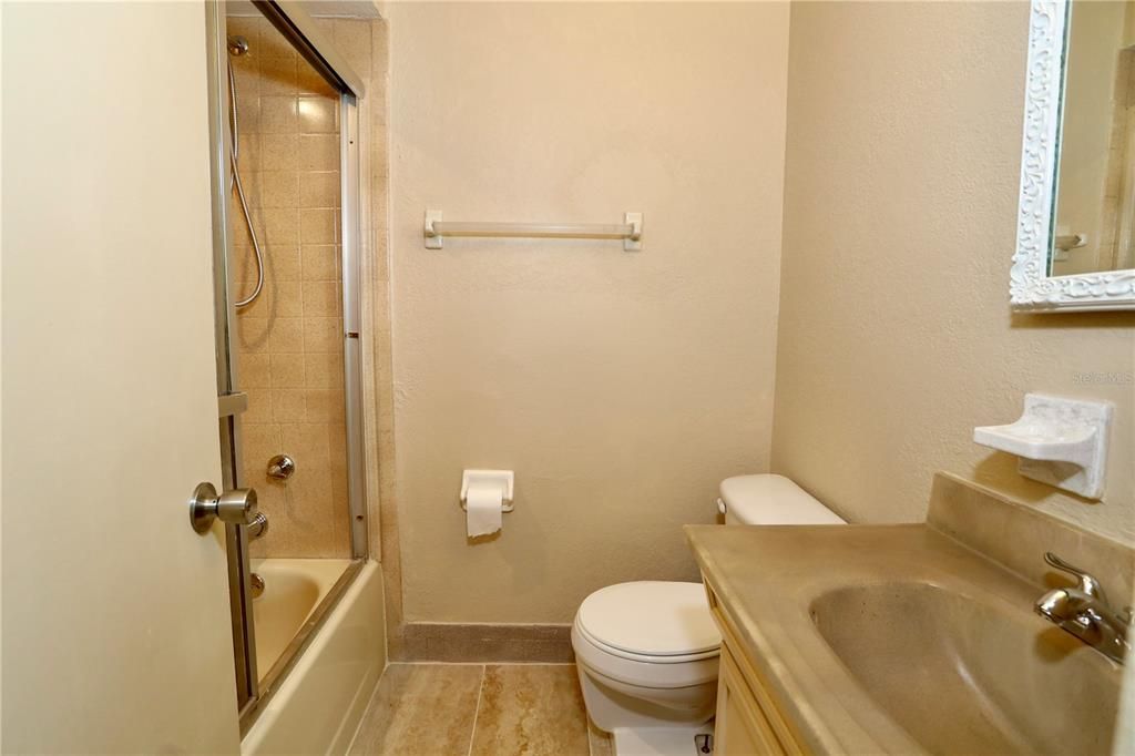 合同活跃: $295,000 (4 贝兹, 2 浴室, 1845 平方英尺)