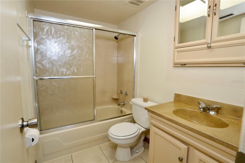 合同活跃: $295,000 (4 贝兹, 2 浴室, 1845 平方英尺)