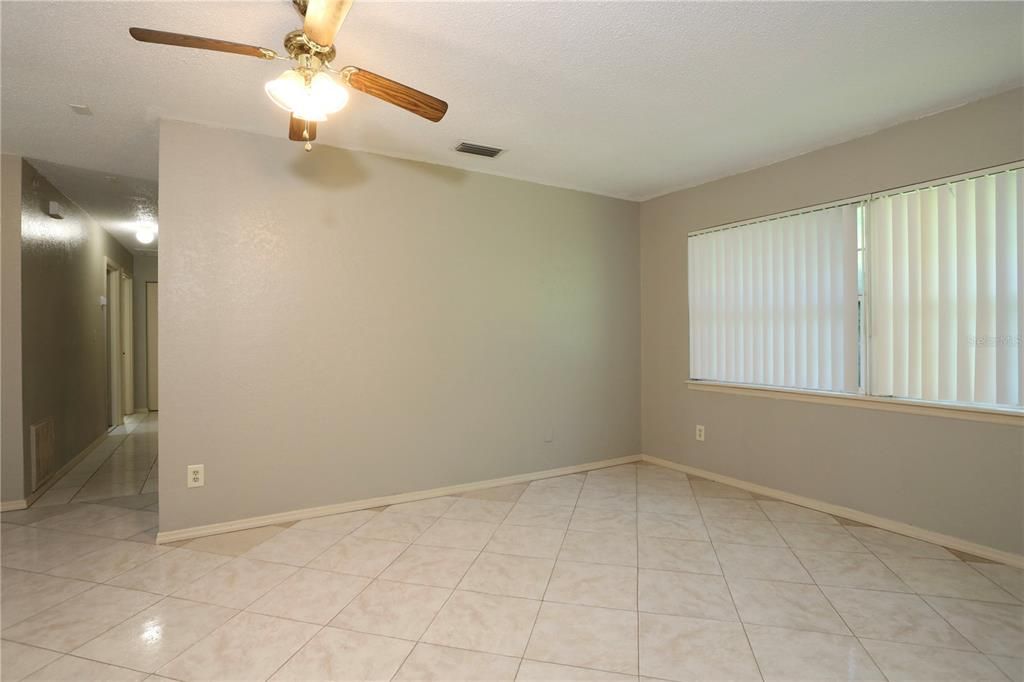 合同活跃: $295,000 (4 贝兹, 2 浴室, 1845 平方英尺)