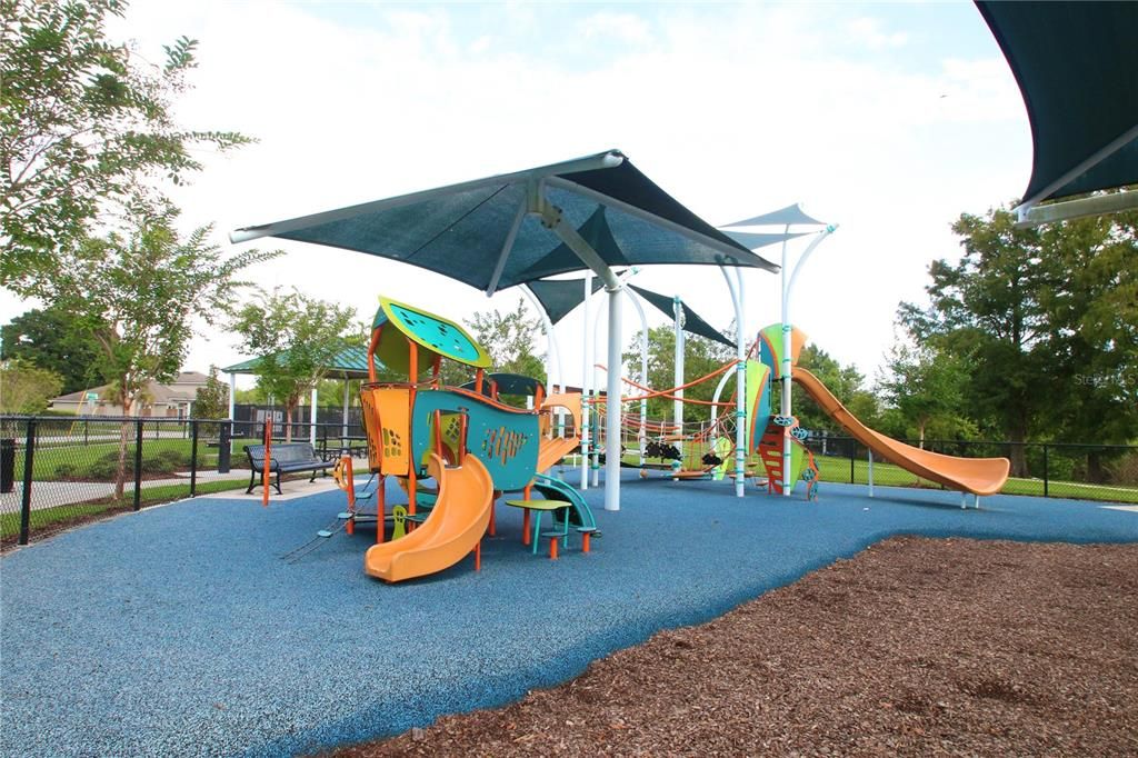 合同活跃: $295,000 (4 贝兹, 2 浴室, 1845 平方英尺)