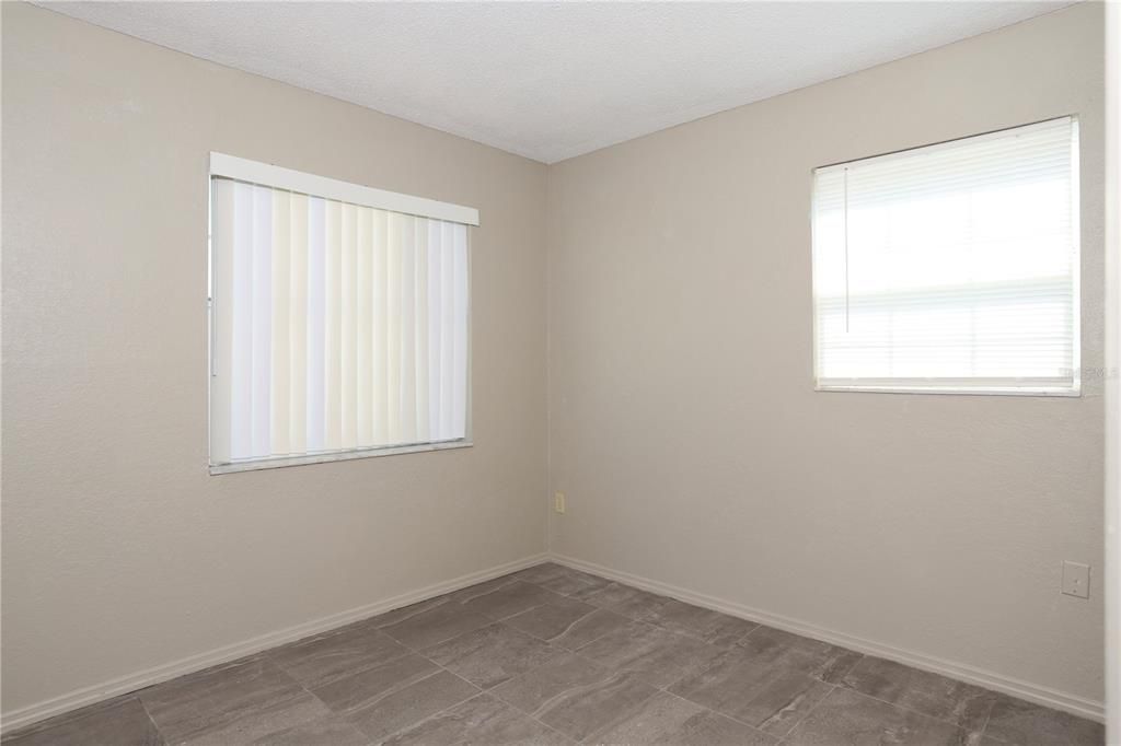 合同活跃: $295,000 (4 贝兹, 2 浴室, 1845 平方英尺)