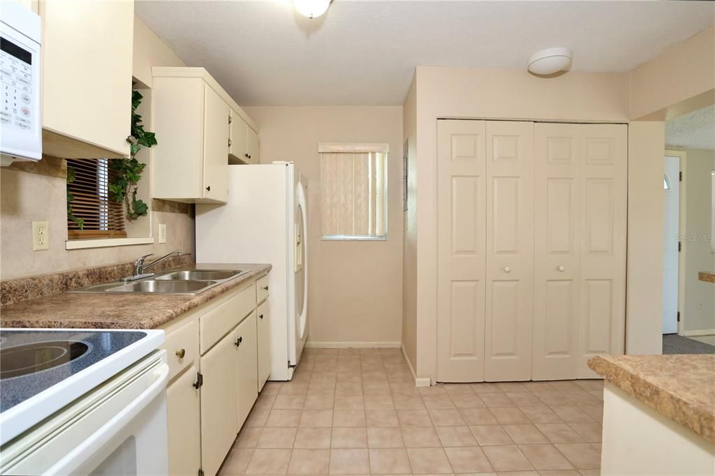 合同活跃: $295,000 (4 贝兹, 2 浴室, 1845 平方英尺)