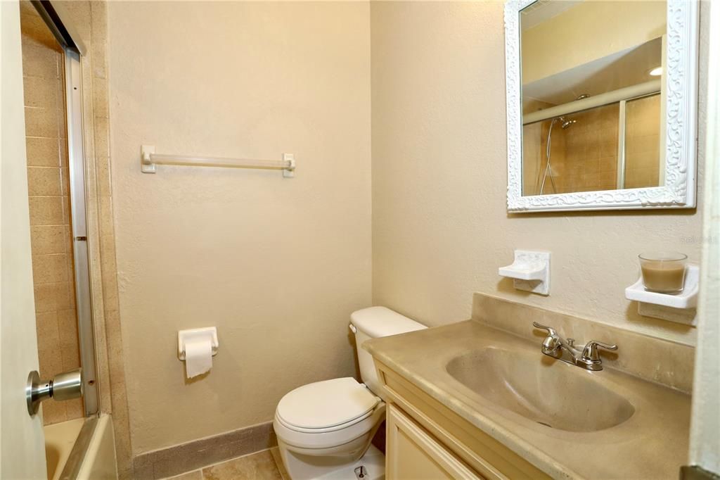 合同活跃: $295,000 (4 贝兹, 2 浴室, 1845 平方英尺)