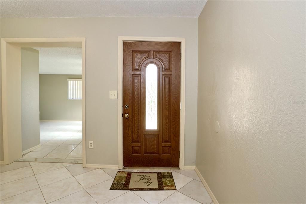 合同活跃: $295,000 (4 贝兹, 2 浴室, 1845 平方英尺)