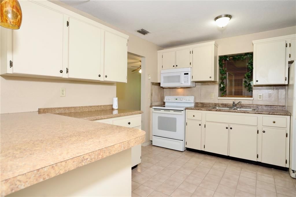 合同活跃: $295,000 (4 贝兹, 2 浴室, 1845 平方英尺)