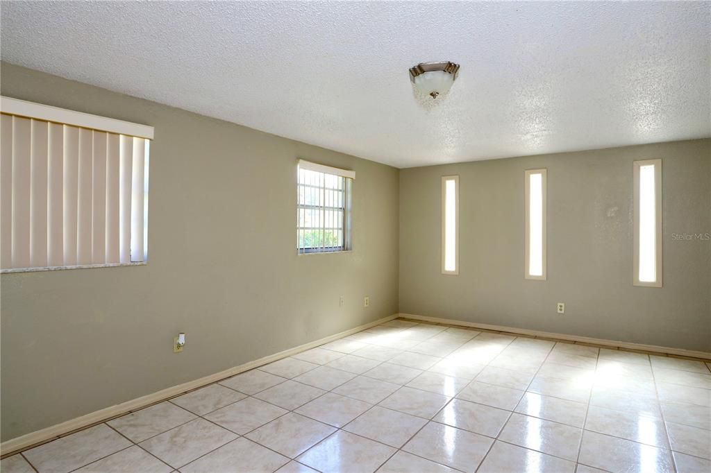 合同活跃: $295,000 (4 贝兹, 2 浴室, 1845 平方英尺)