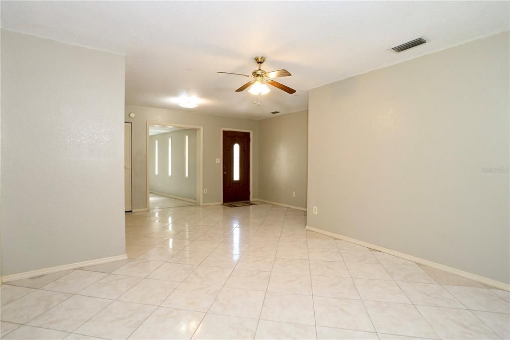 合同活跃: $295,000 (4 贝兹, 2 浴室, 1845 平方英尺)