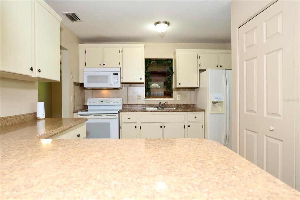 合同活跃: $295,000 (4 贝兹, 2 浴室, 1845 平方英尺)