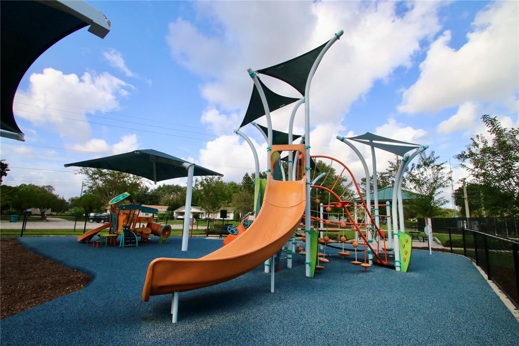 合同活跃: $295,000 (4 贝兹, 2 浴室, 1845 平方英尺)