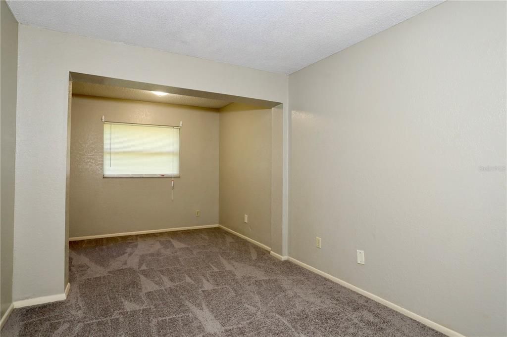 合同活跃: $295,000 (4 贝兹, 2 浴室, 1845 平方英尺)