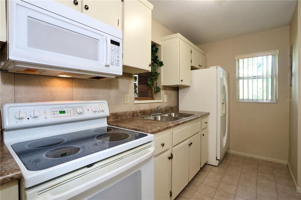 合同活跃: $295,000 (4 贝兹, 2 浴室, 1845 平方英尺)