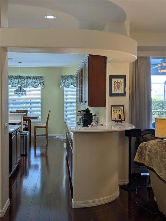 合同活跃: $408,000 (3 贝兹, 2 浴室, 2516 平方英尺)