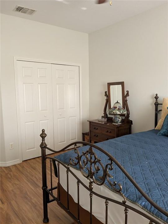 合同活跃: $408,000 (3 贝兹, 2 浴室, 2516 平方英尺)