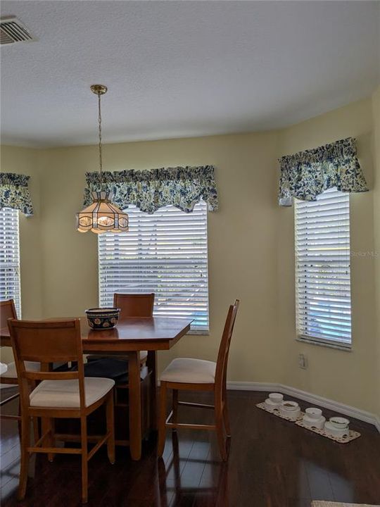 合同活跃: $408,000 (3 贝兹, 2 浴室, 2516 平方英尺)