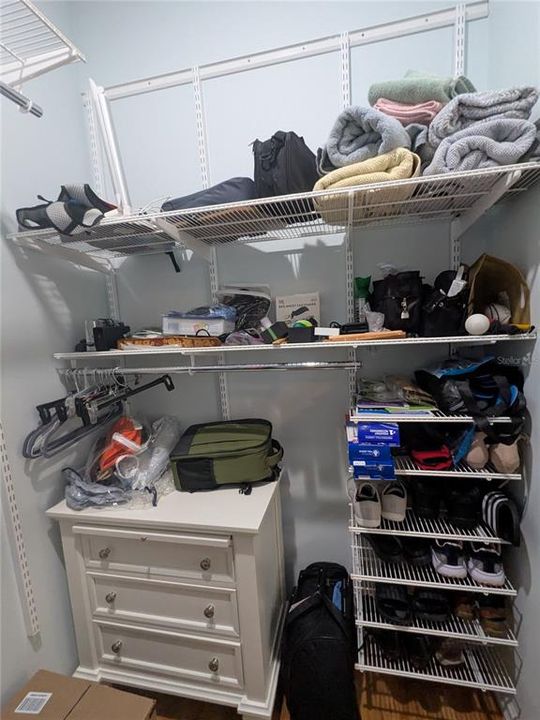 合同活跃: $408,000 (3 贝兹, 2 浴室, 2516 平方英尺)