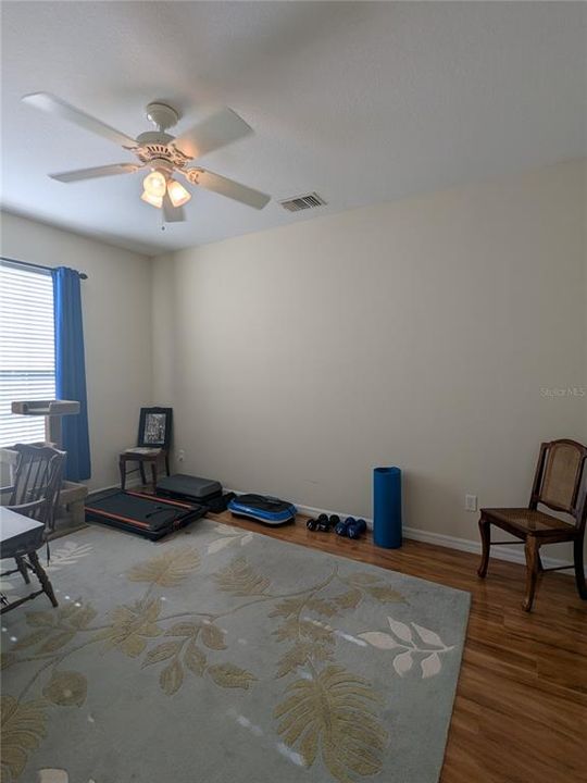 合同活跃: $408,000 (3 贝兹, 2 浴室, 2516 平方英尺)