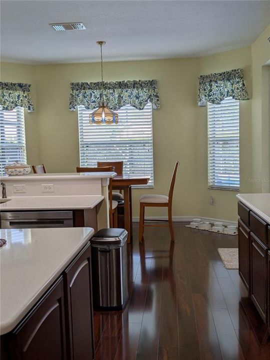 合同活跃: $408,000 (3 贝兹, 2 浴室, 2516 平方英尺)