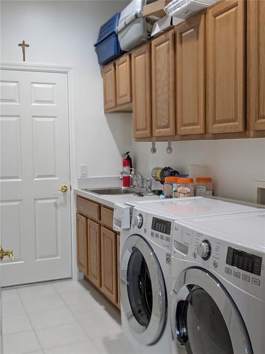 合同活跃: $408,000 (3 贝兹, 2 浴室, 2516 平方英尺)