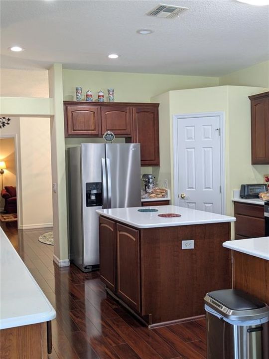 合同活跃: $408,000 (3 贝兹, 2 浴室, 2516 平方英尺)