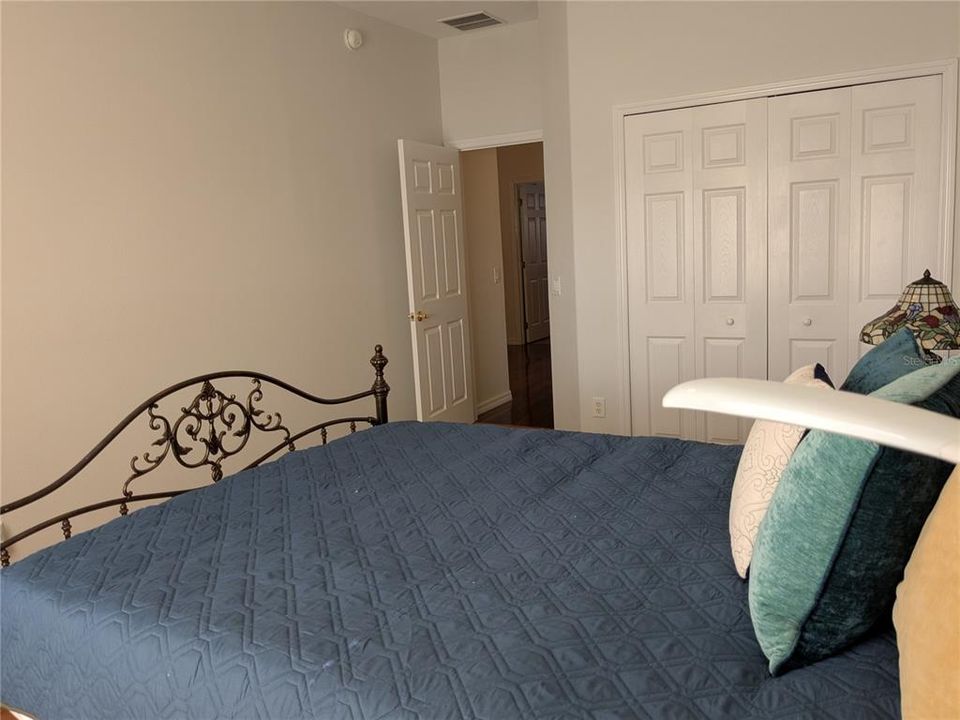 合同活跃: $408,000 (3 贝兹, 2 浴室, 2516 平方英尺)