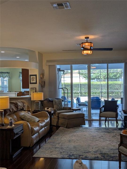 合同活跃: $408,000 (3 贝兹, 2 浴室, 2516 平方英尺)