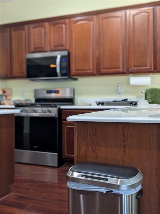 合同活跃: $408,000 (3 贝兹, 2 浴室, 2516 平方英尺)