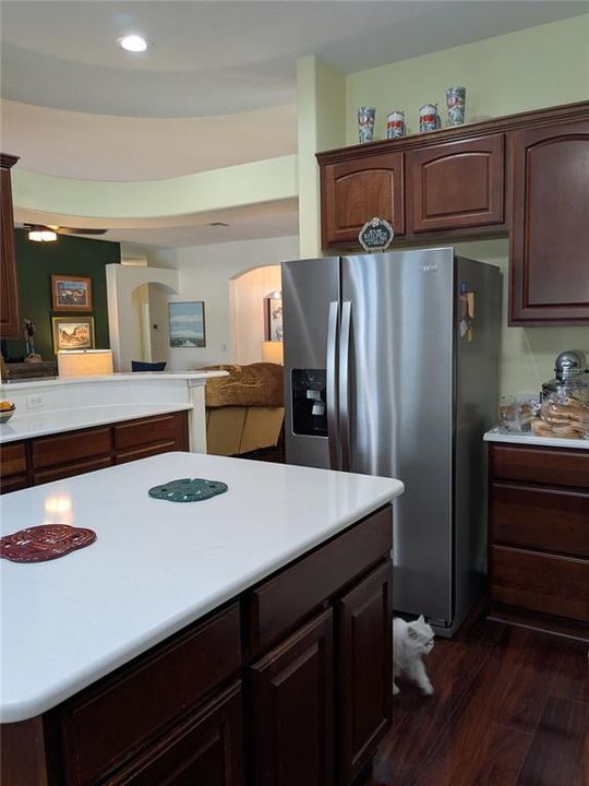 合同活跃: $408,000 (3 贝兹, 2 浴室, 2516 平方英尺)