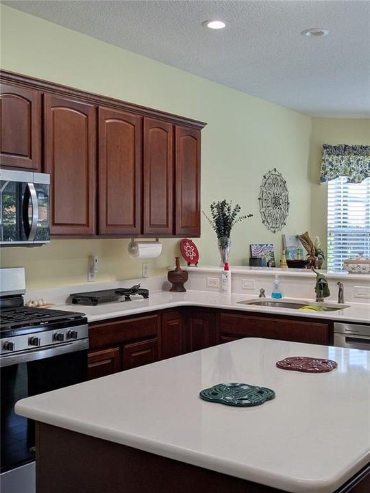 合同活跃: $408,000 (3 贝兹, 2 浴室, 2516 平方英尺)