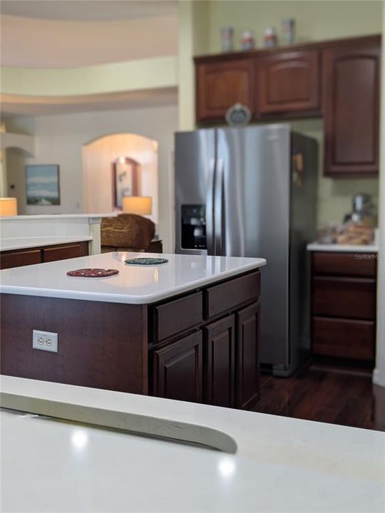 合同活跃: $408,000 (3 贝兹, 2 浴室, 2516 平方英尺)