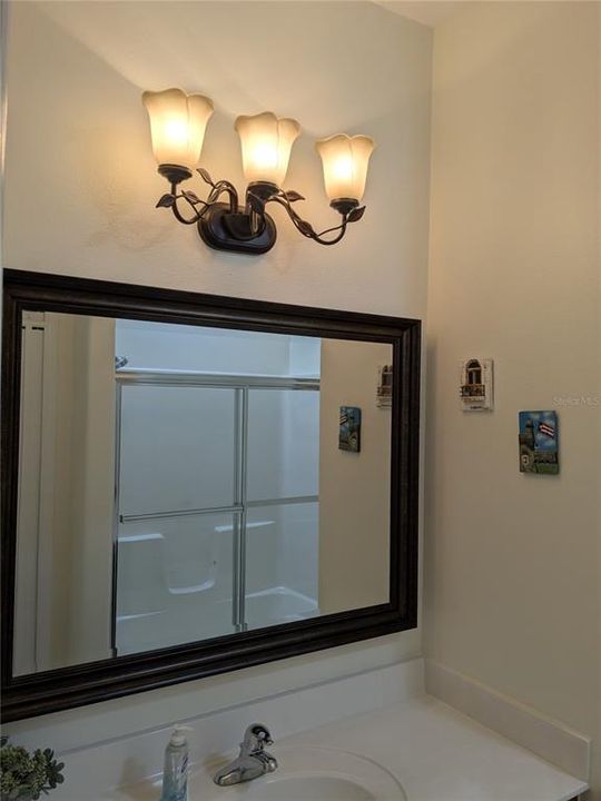 合同活跃: $408,000 (3 贝兹, 2 浴室, 2516 平方英尺)