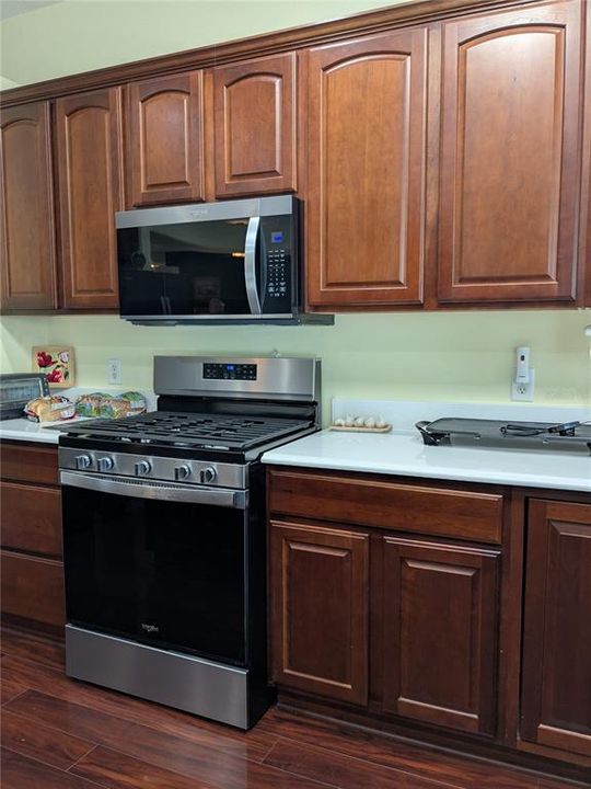 合同活跃: $408,000 (3 贝兹, 2 浴室, 2516 平方英尺)