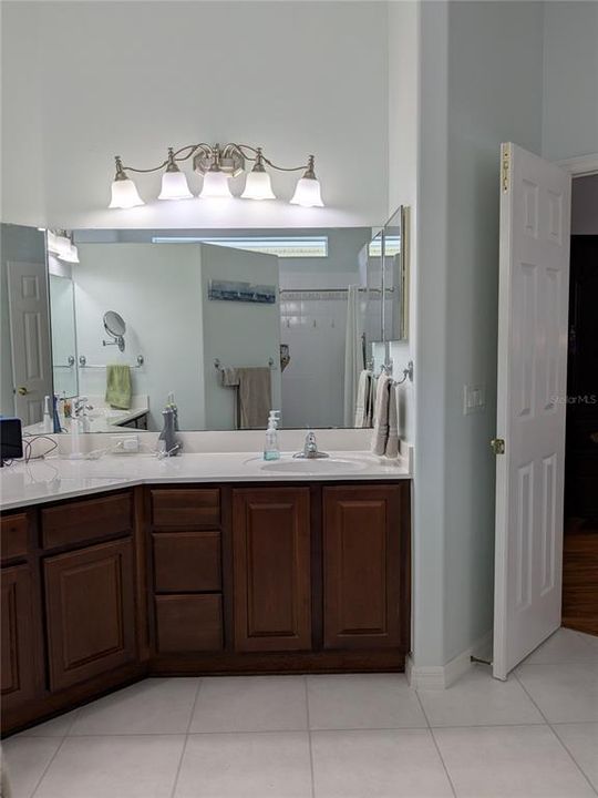 合同活跃: $408,000 (3 贝兹, 2 浴室, 2516 平方英尺)