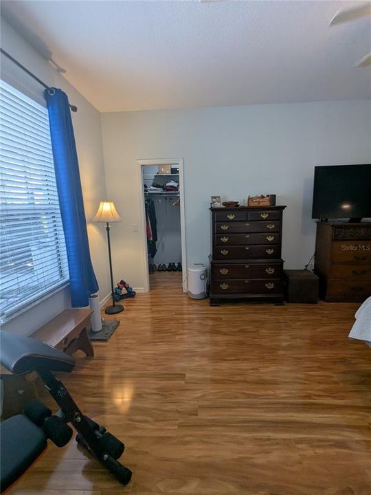 合同活跃: $408,000 (3 贝兹, 2 浴室, 2516 平方英尺)