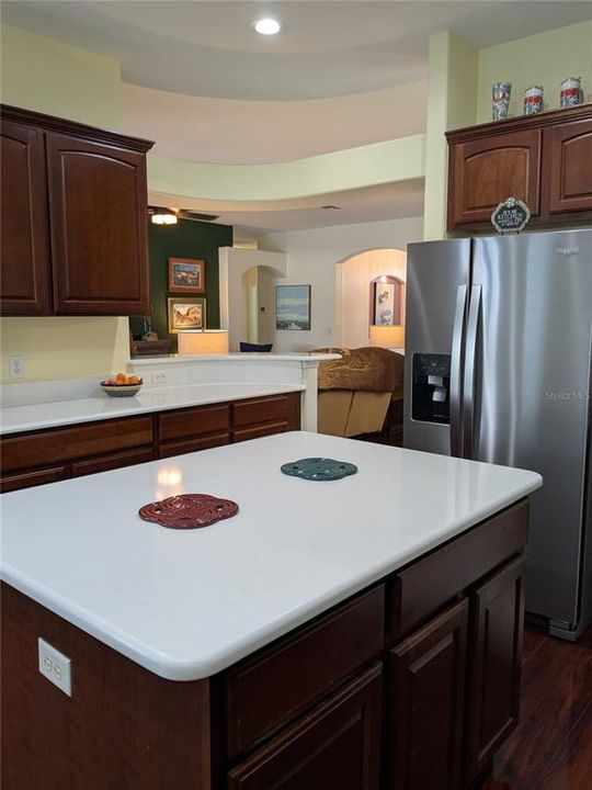 合同活跃: $408,000 (3 贝兹, 2 浴室, 2516 平方英尺)