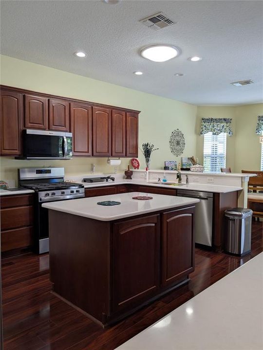 合同活跃: $408,000 (3 贝兹, 2 浴室, 2516 平方英尺)