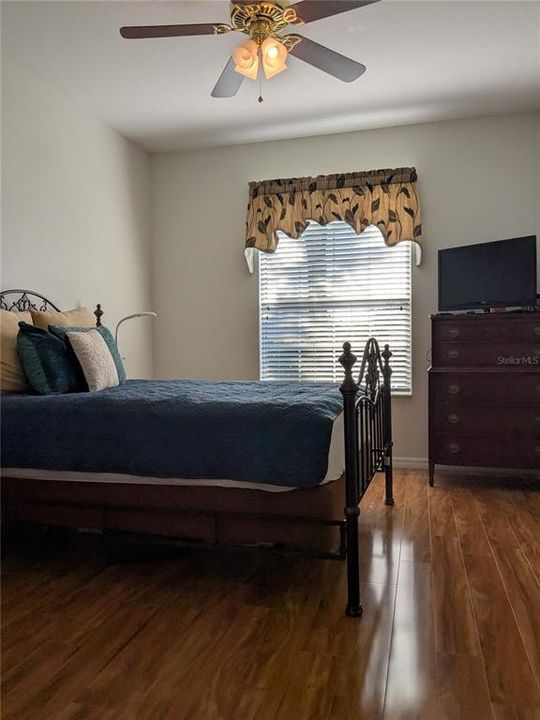 合同活跃: $408,000 (3 贝兹, 2 浴室, 2516 平方英尺)