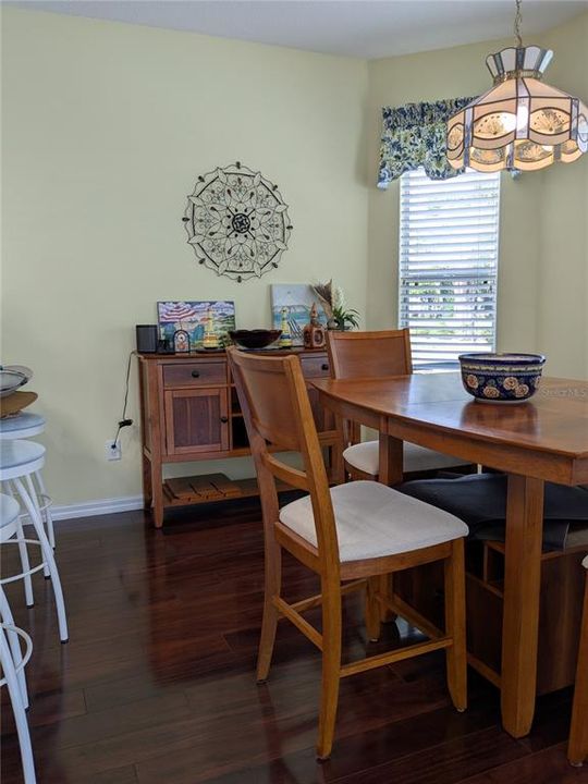 合同活跃: $408,000 (3 贝兹, 2 浴室, 2516 平方英尺)