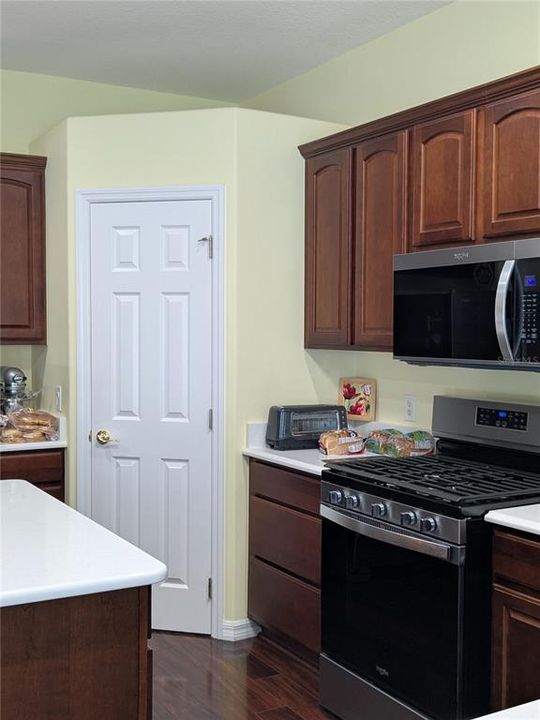 合同活跃: $408,000 (3 贝兹, 2 浴室, 2516 平方英尺)