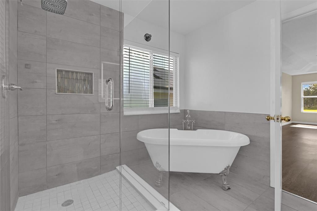 For Rent: $2,490 (4 beds, 2 baths, 2336 Square Feet)