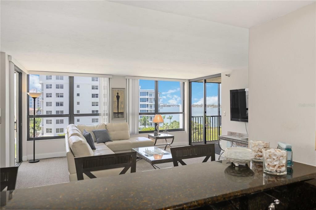 На продажу: $895,000 (2 спален, 2 ванн, 1380 Квадратных фут)