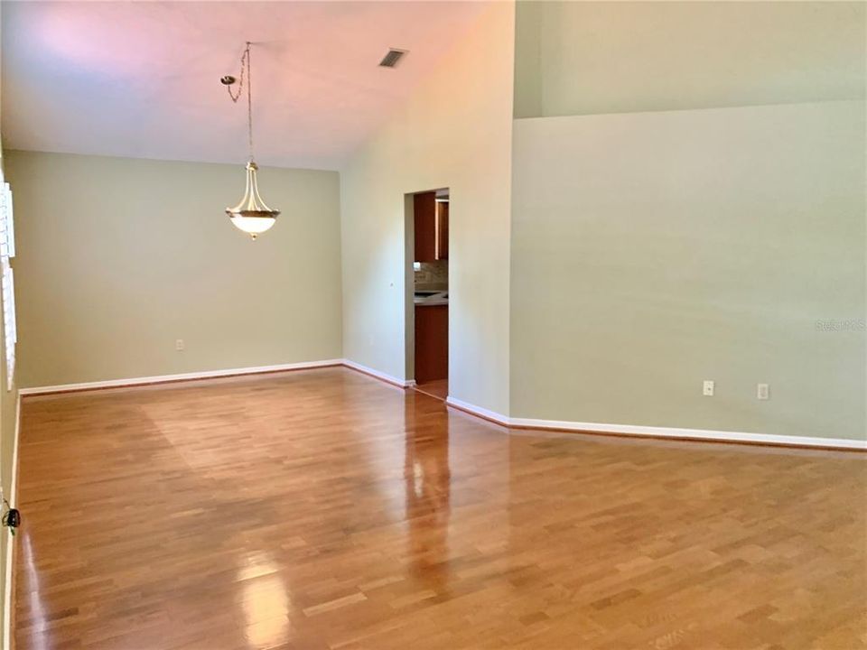 合同活跃: $309,900 (3 贝兹, 2 浴室, 1632 平方英尺)