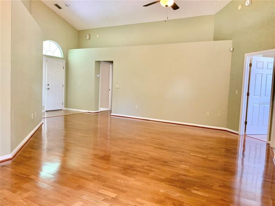 合同活跃: $309,900 (3 贝兹, 2 浴室, 1632 平方英尺)