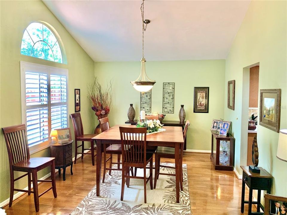 合同活跃: $309,900 (3 贝兹, 2 浴室, 1632 平方英尺)