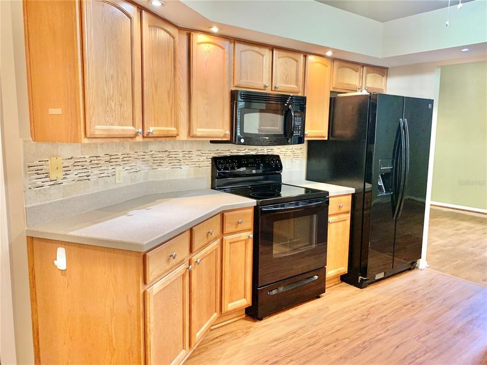 合同活跃: $309,900 (3 贝兹, 2 浴室, 1632 平方英尺)